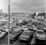 856689 Gezicht op de parkeerplaats bij het N.S.-station Heemstede-Aerdenhout te Heemstede.